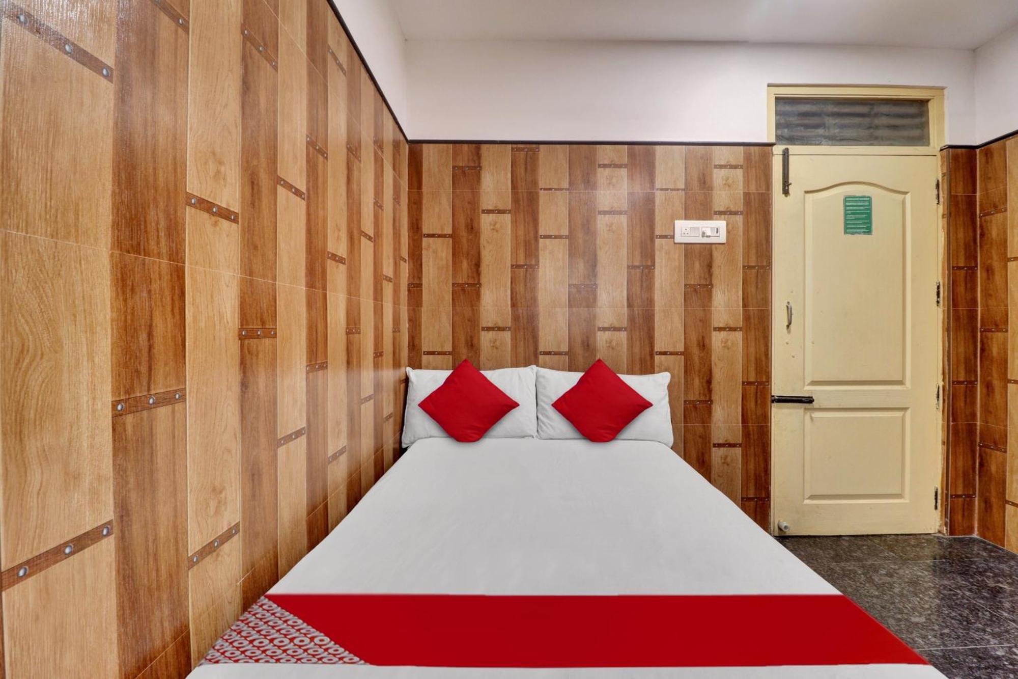 Oyo Flagship Amman Lodge Chennimalai Dış mekan fotoğraf